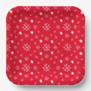 Plato de papel rojo con copos de nieve blancos