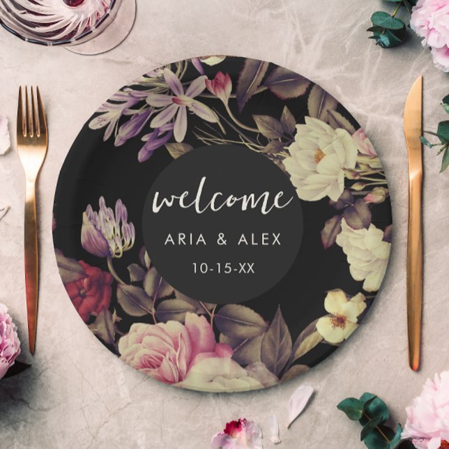 Plato De Papel Romántico floral de boda nombre fecha negro (Elegant moody floral wedding paper plate features lovely welcome script and pretty blooms.)
