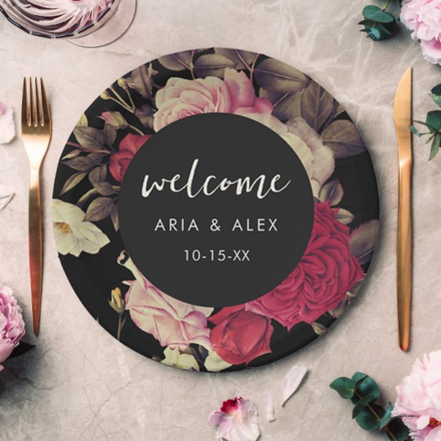 Plato De Papel Romántico Moody Boda Floral Nombre Fecha Negro (Romantic moody floral wedding welcome paper plate includes pretty script and your wedding date.)
