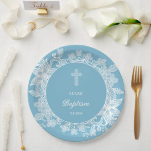 Plato De Papel Ropa blanca sobre el bautismo azul pastel