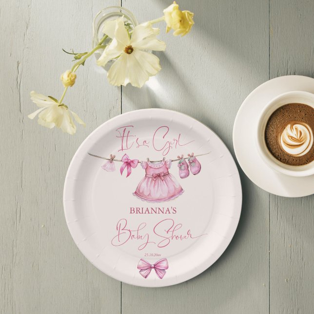 Plato De Papel Ropa rosa perpendicular en una línea de personaliz (Preppy pink clothes on a line baby shower monogrammed customized paper plates personalized decor)