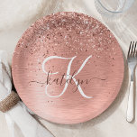 Plato De Papel Rosa    Lupa de oro Purpurina Metalizado Monograma<br><div class="desc">Personalice fácilmente este diseño de placas de papel de moda a la moda con purpurina brillante de oro rosa bonito sobre un fondo metálico rosa de color dorado.</div>