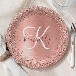 Plato De Papel Rosa    Lupa de oro Purpurina Metalizado Monograma<br><div class="desc">Personalice fácilmente este diseño de placas de papel de moda a la moda con un purpurina brillante de bonito plateado sobre un fondo metálico rosa de color dorado.</div>