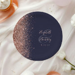 Plato De Papel Rosa moderno Purpurina de oro Boda azul oscuro<br><div class="desc">Estos elegantes platos bodas modernos cuentan con un toque rosa de imitación purpurina dorada. Personalizar fácilmente el rosa de texto rosado en un fondo azul oscuro,  con los nombres de la novia y el novio en una caligrafía de escritura a mano caprichosa sobre una gran ampersand gris carbón.</div>