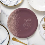 Plato De Papel Rosa moderno Purpurina de oro Boda Borgoña oscuro<br><div class="desc">Estos elegantes platos bodas modernos cuentan con un toque rosa de imitación purpurina dorada. Fácilmente personalizar el texto rosa rosa sobre un fondo oscuro de color burdeos,  con los nombres de la novia y el novio en una caligrafía de escritura a mano caprichosa sobre una gran pandilla.</div>