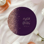 Plato De Papel Rosa moderno Purpurina de oro Boda púrpura<br><div class="desc">Estos elegantes platos bodas modernos cuentan con un toque rosa de imitación purpurina dorada. Personalizar fácilmente el rosa de texto rosado sobre un fondo morado,  con los nombres de la novia y el novio en una caligrafía de escritura a mano caprichosa sobre un gran ampersand gris carbón.</div>