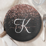 Plato De Papel Rosa personalizado Purpurina de oro Monograma de e<br><div class="desc">Personalice fácilmente este elegante diseño de placas de papel de moda con un purpurina rosa de oro brillante sobre un fondo metálico negro cepillado.</div>