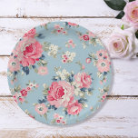 Plato De Papel Rosas rosadas de algodón en fondo azul<br><div class="desc">Elegante y romántico estampado floral sin costura con rosas rosa rosa pastel estilo cabaña con flores silvestres blancas y rosas sobre fondo azul cielo claro.</div>