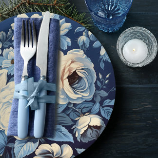Plato De Papel Roses blancos sobre fondo azul índigo