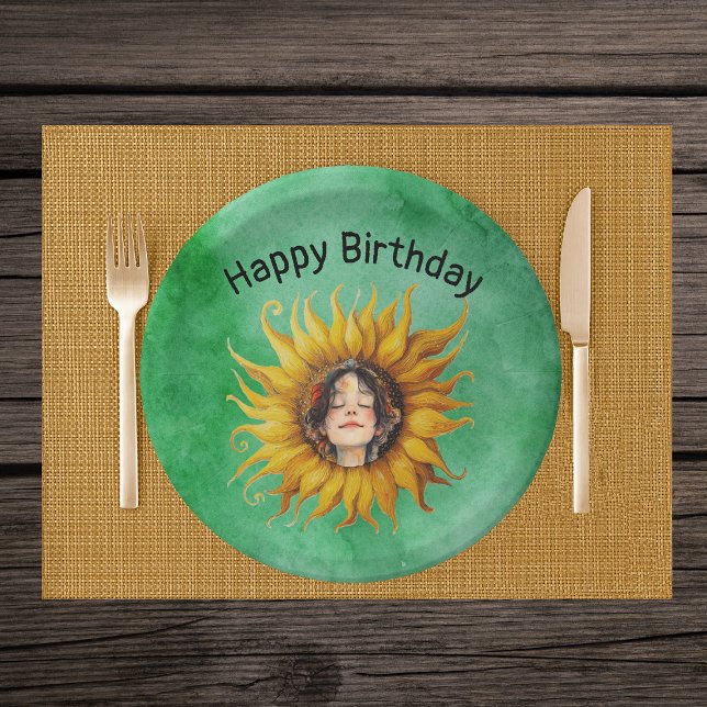Plato De Papel Rostro de niña de cumpleaños en girasol amarillo e (Face of smiling girl in center of fancy yellow sunflower on Happy Birthday green paper party plates.)