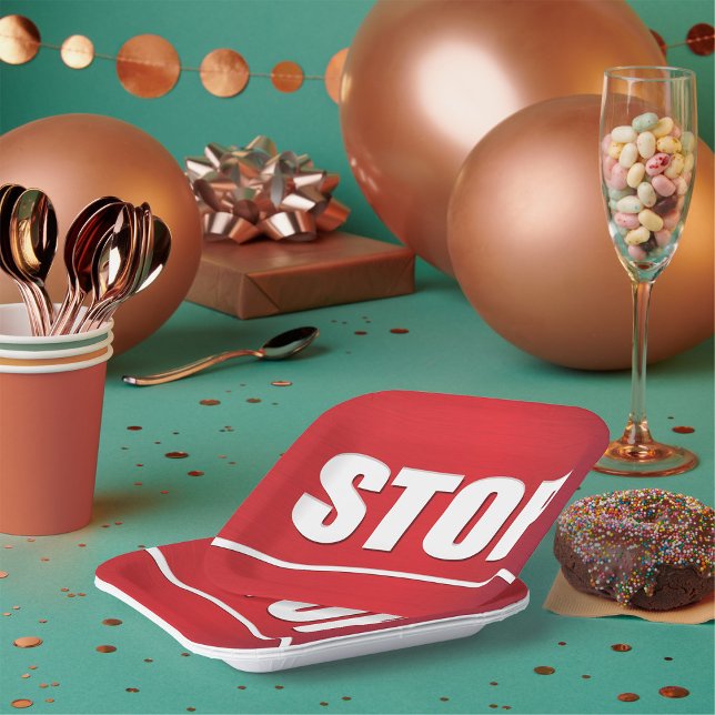 Plato De Papel Rótulo rojo de parada negrita (Subido por el creador)