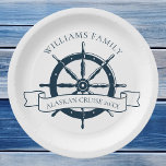 Plato De Papel Rueda náutica vintage de crucero personalizado Fam<br><div class="desc">Placa de papel de verano personalizado de moda para su crucero en el océano con un volante de barco azul marino. Este diseño de temática náutica es perfecto para hacer correspondencias con el gusto de las familias para celebrar el viaje especial. Personaliza con tu apellido y año.</div>