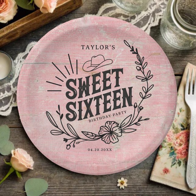 Plato De Papel Rústica Cowgirl Floral Sweet Dieciséis Cumpleaños (Rustic pink cowgirl sweet sixteen paper plate with floral design and vintage wood background.)
