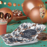 Plato De Papel Rústico Deer Woodsy | Fiesta de cumpleaños número<br><div class="desc">Celebre su cumpleaños con un estilo rústico de madera con este patrón de naturaleza de ciervo, diseño de "fiesta de cumpleaños" con temática exterior con una variedad de ciervos con abetos verdes, montañas y nieve sobre un fondo blanco en la parte delantera y un rústico fondo de madera oscura en...</div>