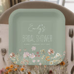 Plato De Papel Sage Green Wildflower Boho Bridal Shower In Bloom<br><div class="desc">Celebra tu ducha de novia con un toque de belleza bohemia con nuestras toallas de ducha de flores silvestres Boho Bridal. Estos platos de alta calidad cuentan con un impresionante diseño de flores silvestres que le dará un toque de elegancia y brillo a su evento especial. El material suave y...</div>