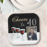 Plato De Papel Saludos a 40 Red Wine Glass Photo 40th Birthday<br><div class="desc">Saludos a las 40 placas de Fiesta de Vino Rojo. Tres vasos de vino tinto,  tipografía de moda en tonos blancos y dorados y fondo negro. Personalice los platos con su foto y el número de edad.</div>