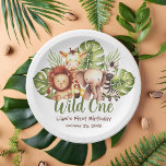 Plato De Papel Salvaje Un Safari Animales Verdor Primer Cumpleaño<br><div class="desc">Para una fiesta de primer cumpleaños con tema de animales salvajes uno / safari. Hay un grupo de lindos animales de la selva pintados con acuarela: un león, una jirafa, un elefante y una cebra. Con monastera exótica y hojas de palma dejan atrás el texto "Wild One" está escrito en...</div>