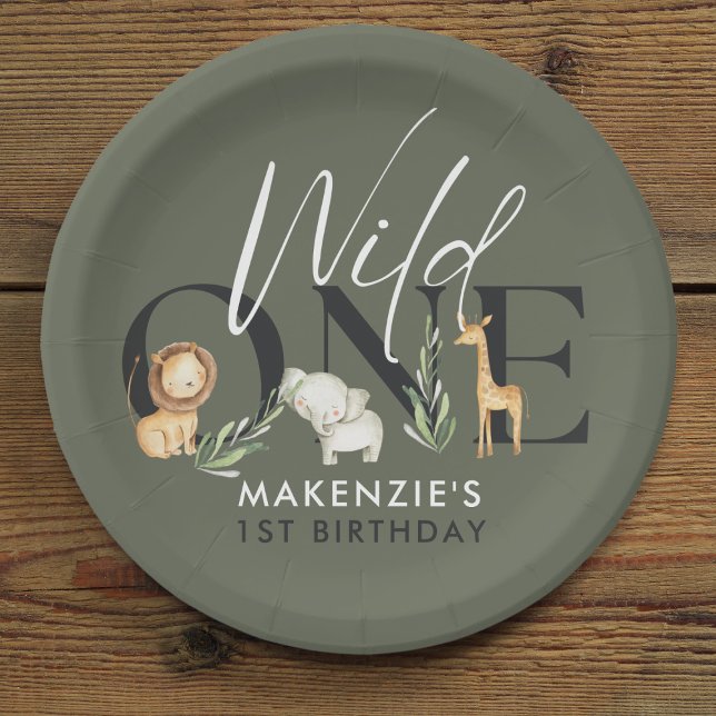 Plato De Papel Salvaje un Safari primer Fiesta de cumpleaños (Safari-themed 'Wild One' 1st birthday plate with a lion, elephant, and giraffe illustrations.)