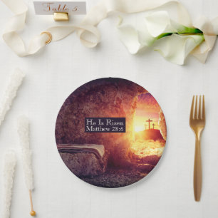 Plato De Papel Se Levanta Tres Cruces Vacías De Pascua