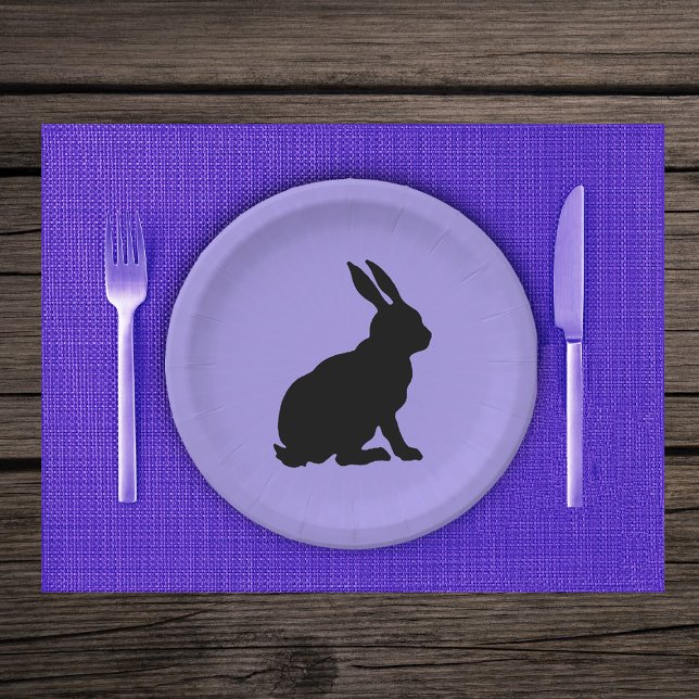 Plato De Papel Silueta negra sentando conejo en morado (Black silhouette sitting bunny rabbit on light purple paper party plates.)