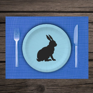Plato De Papel Silueta negra sentando conejo sobre azul claro