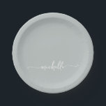 Plato De Papel Simple Fuente de Monograma Elegante<br><div class="desc">Platos de papel personalizados elegantes minimalistas modernos femeninos con monograma en verde salvia. Con el primer nombre en una hermosa tipografía de letra a mano con florituras (o caligrafía) sobre fondo de color verde salvia o verde polvoriento. Estos son fáciles de personalizar. Geniales para inauguración de hogar, también para cumpleaños,...</div>