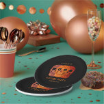 Plato De Papel Skull Funny Naranja Gothic Birthday Descansa en pa<br><div class="desc">Cabeza de cráneo graciosa naranja gótico estilo arte pop negro fiesta de cumpleaños de Halloween RIP a sus 20 placas de papel para él. Divertido,  espeluznante 30 cumpleaños. Tres cráneos diseñados con ojos de googly. Moderno,  único,  temible,  de inspiración moderna. Derechos de imagen de Marg Seregelyi Photography.</div>