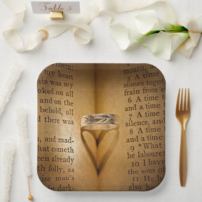 Plato De Papel Sombra Del Corazón Del Anillo boda Sobre La Biblia (Boda)