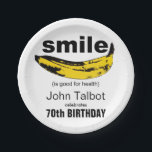 Plato De Papel Sonrisa es buena 70th Birthday Party Paper Plate<br><div class="desc">Arte gráfico: Banana orientada a formar una sonrisa texto pequeño entre corchetes: (es bueno para la salud). Perfecto para cualquiera que siga sonriendo año tras año. Diseño en placa de papel con textos para la fiesta de cumpleaños número 70 a personalizar. Puede cambiar fácilmente el texto (fuente, color, tamaño y...</div>