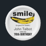 Plato De Papel Sonrisa es buena 70th Birthday Party Paper Plate<br><div class="desc">Arte gráfico: Banana orientada a formar una sonrisa texto pequeño entre corchetes: (es bueno para la salud). Perfecto para cualquiera que siga sonriendo año tras año. Diseño en placa de papel con textos para la fiesta de cumpleaños número 70 a personalizar. Puede cambiar fácilmente el texto (fuente, color, tamaño y...</div>