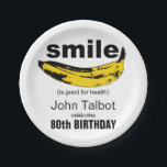 Plato De Papel Sonrisa es buena 80th Birthday Party Paper Plate<br><div class="desc">Personalizable humorístico 80th Birthday Placa de papel con banana y cita. La servilleta de papel de cumpleaños y la taza de papel coincidentes,  el cumpleaños ahorra la fecha,  la invitación,  el libro de invitados y otros regalos de cumpleaños.</div>