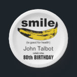 Plato De Papel Sonrisa es buena 80th Birthday Party Paper Plate<br><div class="desc">Personalizable humorístico 80th Birthday Placa de papel con banana y cita. La servilleta de papel de cumpleaños y la taza de papel coincidentes,  el cumpleaños ahorra la fecha,  la invitación,  el libro de invitados y otros regalos de cumpleaños.</div>