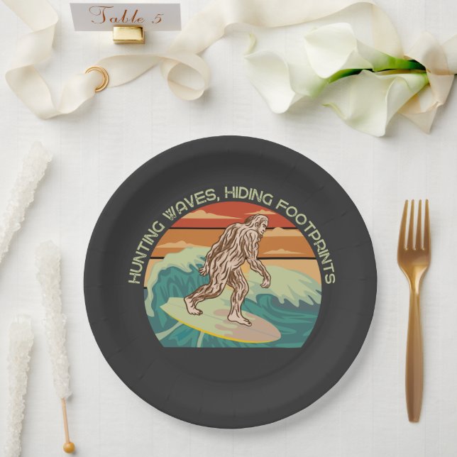 Plato De Papel Surfing Bigfoot Hunting Waves Ocultando huellas (Boda)