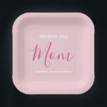 Plato De Papel Te Ama Mamá Rosa Minimalista<br><div class="desc">Te Ama Mamá Diseño Minimalista Rosa. Tipografía dulce, femenina, simple, moderna y elegante. El texto es "Te queremos", "Mamá" y "Tus Nombres". Todo el texto puede cambiarse fácilmente a sus propios y encantadores mensajes. ¡Pida hoy este plato de papel de bonito para expresar tu amor y agradecimiento a tu esposa,...</div>