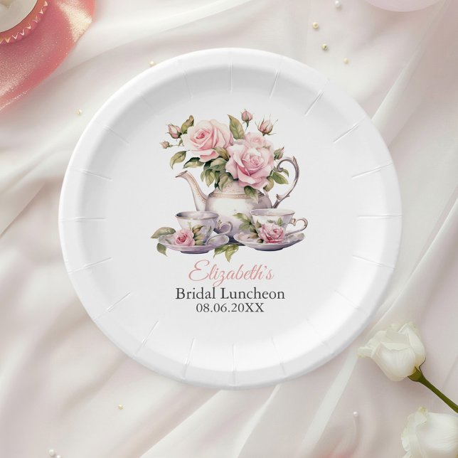 Plato De Papel Té de Almuerzo Nupcial de Rosas Rosadas Sonrojo Br (Blush Pink Roses Bridal Luncheon Tea Brunch Paper Plates on a table with a white rose.)