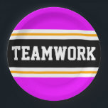 Plato De Papel TEAMWORK Sporty Brillante Rosa Black Carreras Stri<br><div class="desc">Este diseño deportivo,  atlético,  presenta texto en negrita de TEAMWORK dentro de una banda ancha negra realzada con doble franjas de carreras de naranjas blancas y amarillas contra rayas externas de color rosa brillante. El texto de este diseño se puede personalizar.</div>