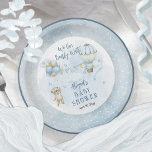 Plato De Papel Teddy Bear Balloons Boy Bearly Wait Baby Shower<br><div class="desc">Diseño de Baby Shower lindo con un oso de peluche con una corbata azul que cuelga de un montón de globos en un lado con un globo de aire que lleva un ramo de flores en el lado derecho. Banderas de conejo cuelgan entre los dos globos. Nubes y estrellas sobre...</div>