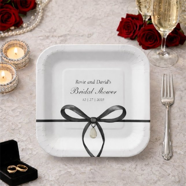 Plato De Papel Tocado de boda estilo dinero antiguo con lazo negr (Black Bow With Pearl Old Money Style Bridal Shower Paper Plates
)