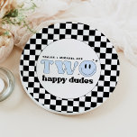 Plato De Papel TRAVIS Blue Two Happy Dudes Smile Face Cumpleaños<br><div class="desc">Este tipo feliz primer plato de papel de cumpleaños presenta un divertido tipo de letra retro y cara de sonrisa azul con fondo a cuadros. ¡Este plato es perfecto para que tu hombrecito celebre su primer cumpleaños! Par con cualquier cosa en la colección TRAVIS para un aspecto cohesivo.</div>
