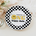 Plato De Papel TRAVIS One Happy Dude Smile Face Cumpleaños<br><div class="desc">Este tipo feliz primer plato de papel de cumpleaños presenta un divertido tipo retro y una cara sonriente amarilla con un fondo a cuadros. ¡Este plato es perfecto para que tu hombrecito celebre su primer cumpleaños! Par con cualquier cosa en la colección TRAVIS para un aspecto cohesivo.</div>