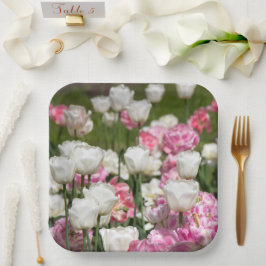 Plato De Papel Tulipanes blancos y rosas brillantes en un día sol