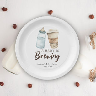 Plato De Papel Un bebé está preparando café de botella Ducha para