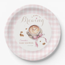 Un bebé está preparando café regalo rosa bebé show