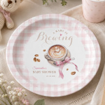 Un bebé está preparando café regalo rosa bebé show
