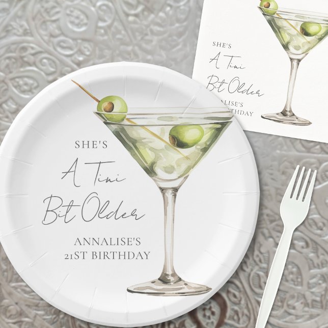 Plato De Papel Un Martini Un Poco Más Maduro de Cumpleaños (A Tini Bit Older Martini Birthday Paper Plates)