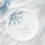 Plato De Papel Un pequeño Baby Shower azul de copo de nieve<br><div class="desc">Celebra la llegada de tu pequeña niña con nuestras "Placas de papel de Baby Shower azul con un copo de nieve". Con un delicado copo de nieve de color azul acuático. El elegante tipo de letra del guión añade un toque clásico. Perfecto para una ducha de bebé de invierno.</div>
