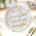 Plato De Papel Un pequeño Baby Shower con copo de nieve personali<br><div class="desc">Caligrafía adorable con copos de nieve,  invitaciones a la ducha de bebé con temática invernal. Fácil de personalizar con tus detalles. Marque la colección para buscar elementos coincidentes como tarjetas de gabinete.</div>