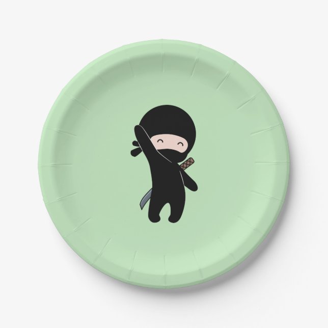 Plato De Papel Un pequeño Ninja feliz sobre el verde (Anverso)
