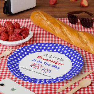 Plato De Papel Un Pequeño Rastreador Está En Camino