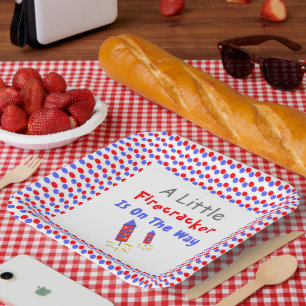 Plato De Papel Un Pequeño Rastreador Está En Camino